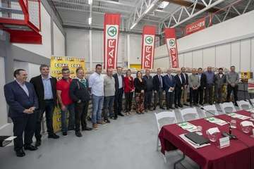 Momento de la firma del convenio por el que Spar reparte 85.000 kilos de semillas de papa entre agricultores de la Isla (Foto TA)